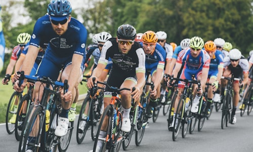 体育行业深度分析与专题报道，涵盖赛事前瞻、战术解析与人物专访